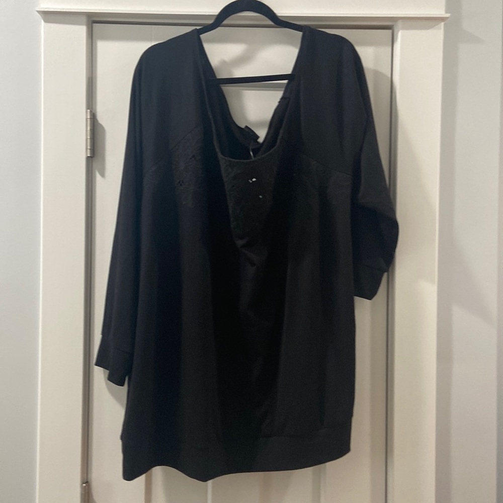 Torrid black elbow sleeve size 5 5x 28 NWT beautiful flower design on the front